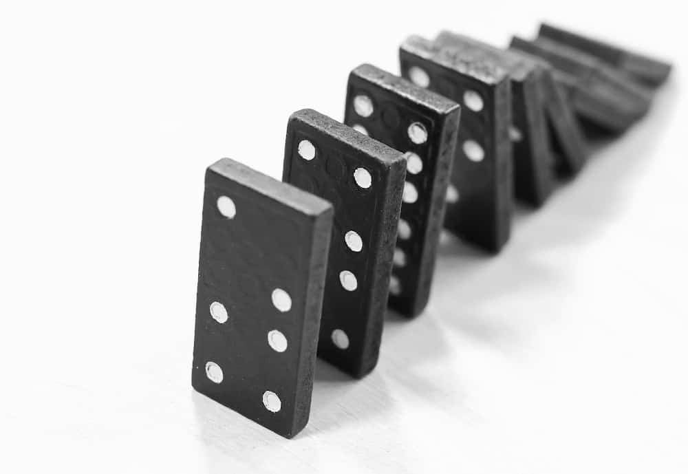 Set of dominos falling over | Bible verses for sadness and loneliness 